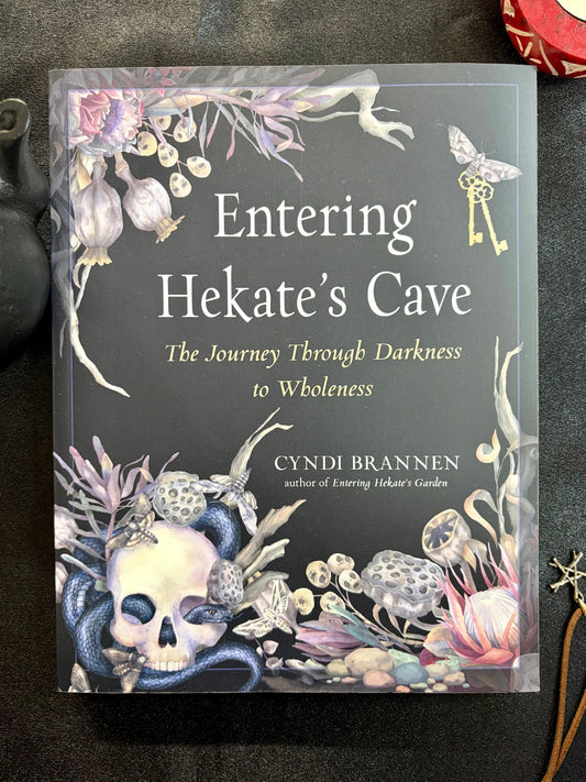 Entrando en la cueva de Hécate: El viaje a través de la oscuridad hacia la plenitud