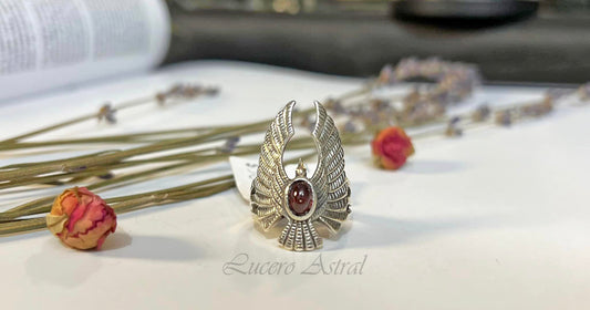 Anillo de plata de ley Fénix ascendente con granate