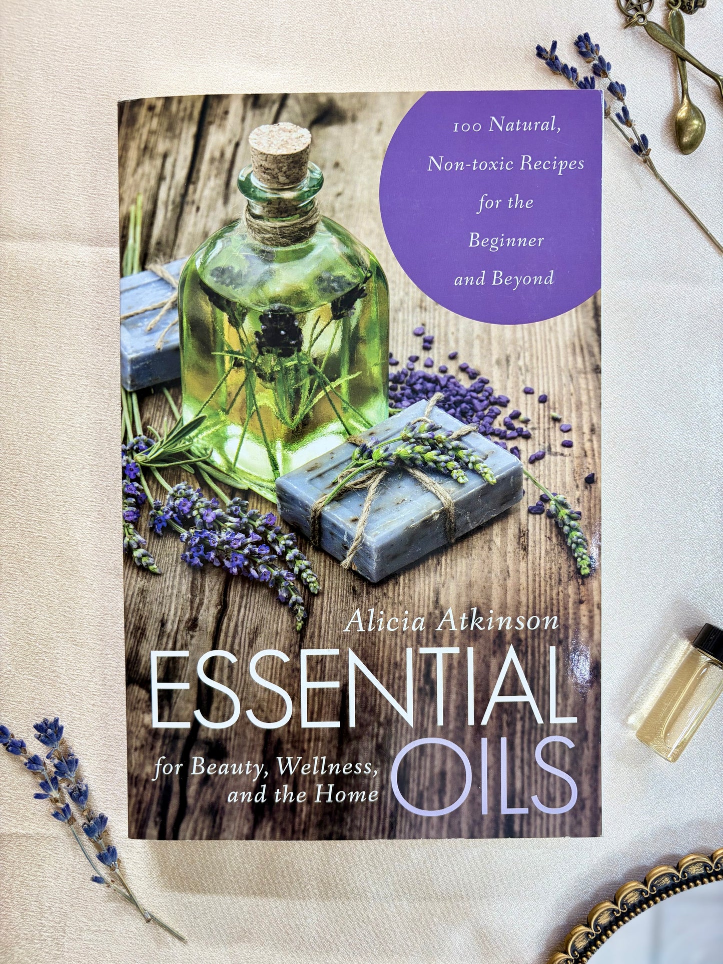Aceites esenciales para la belleza, el bienestar y el hogar: 100 recetas naturales y no tóxicas para principiantes y más allá