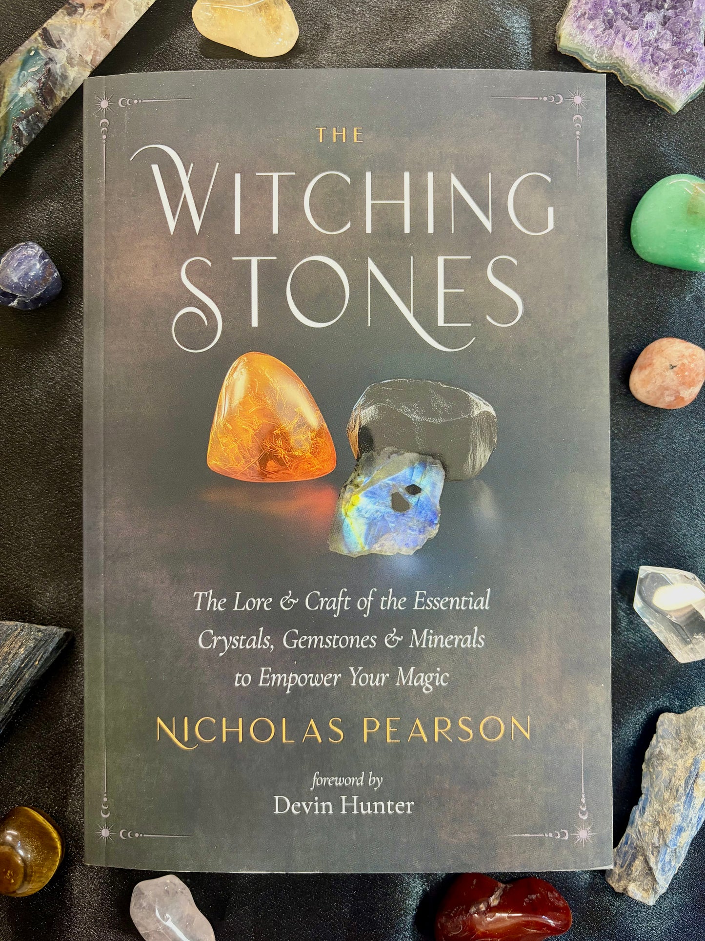 The Witching Stones: El saber y el arte de los cristales, gemas y minerales esenciales para potenciar tu magia