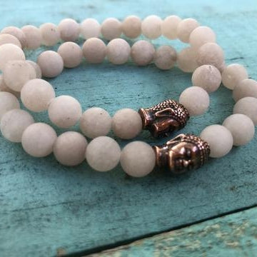 Pulsera de jade moca claro con Buda de bronce