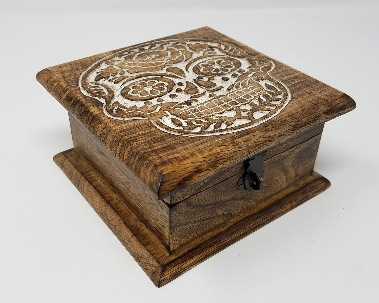 Caja de madera tallada