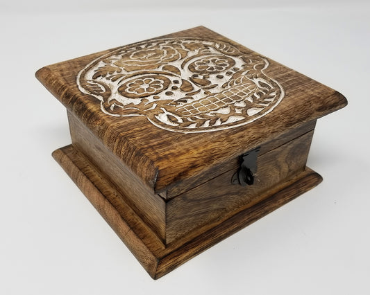 Caja de madera tallada
