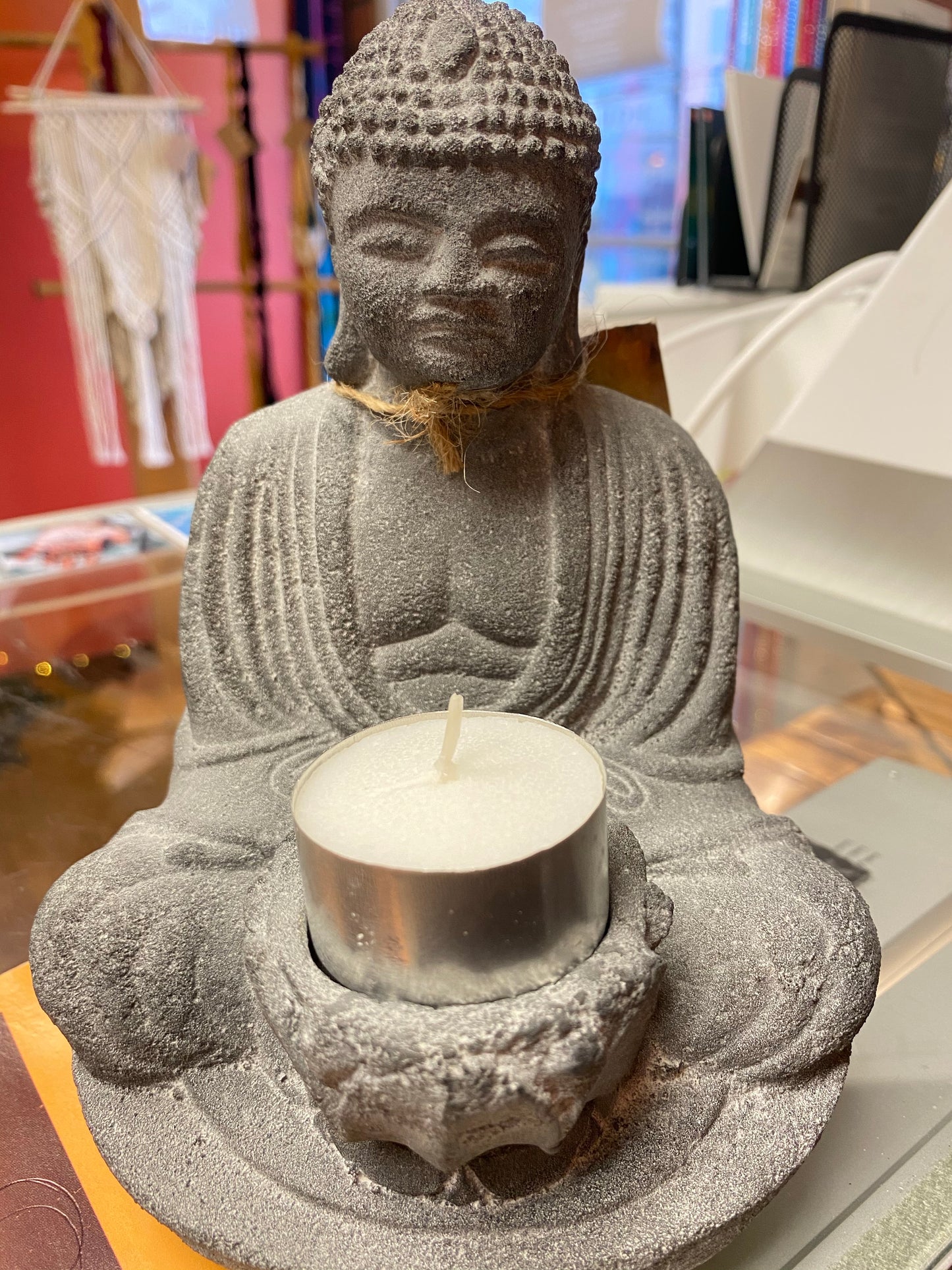 Buda Meditando – Estatua de Piedra Volcánica y Portavela (Color Carbón)